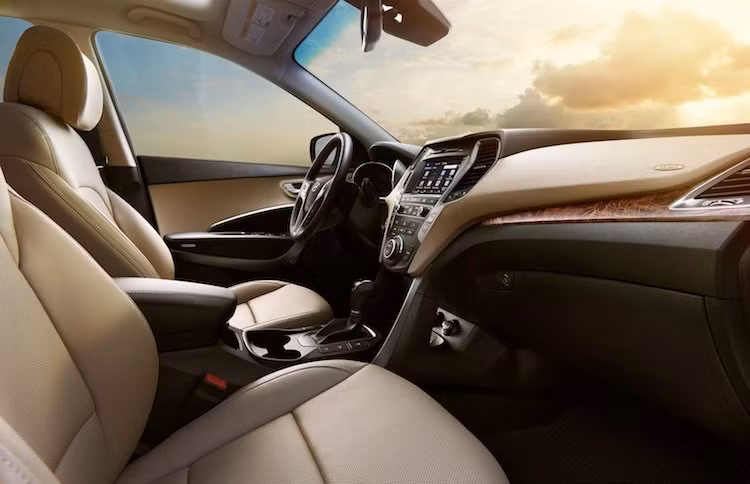 Hãng xe hơi Hyundai cũng đã bổ sung thêm một phiên bản cấu hình cho SantaFe 2018 với tên gọi Value Edition. Nằm giữa bản giá rẻ và cao cấp, Santa Fe Value Edition sẽ có sẵn hệ thống khóa thông minh, khởi động bằng nút bấm và cửa sổ phía trước có khả năng đóng mở tự động.