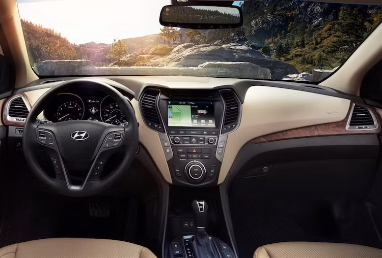 Bên cạnh ngoại thất, nội thất của Santa Fe 2018 cũng không có sự thay đổi về thiết kế. Ở đời 2018, những phiên bản Santa Fe và Santa Fe Sport được trang bị sẵn nội thất da sẽ đồng thời còn có thêm các chi tiết ốp trang trí vân gỗ sang trọng hơn.