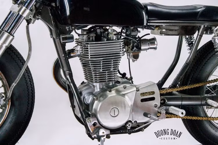 Khối động cơ nguyên bản SOHC 4 van xi-lanh đơn của Savage 400 có công suất tối đa 24 mã lực và mô-men xoắn cực đại 26,5 Nm đã được DuongDoan Design giữ nguyên. Vốn có thiết kế khá đẹp mắt, DuongDoan chỉ bỏ nắp che quy-lát trên và lắp cặp họng hút "loa kèn" ở chế hòa khí của máy.