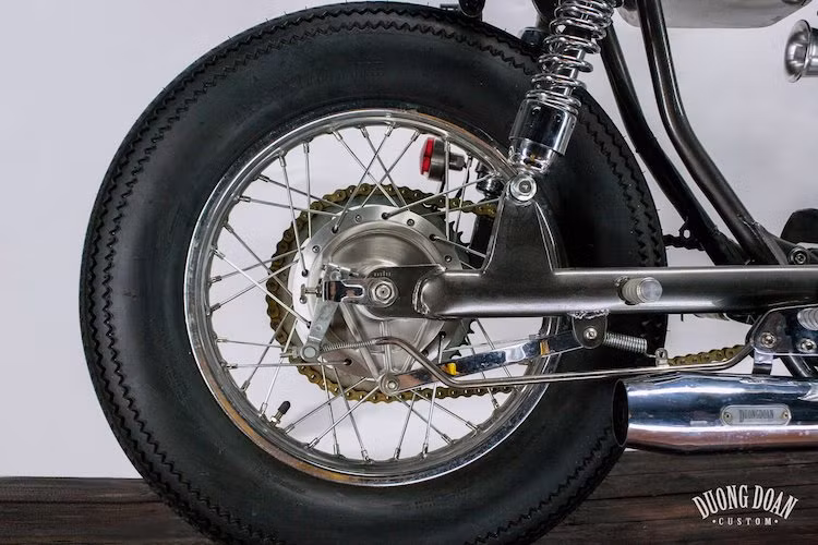 Nhiều chi tiết kim loại như moay-ơ, gắp, chảng ba, phuộc... của Savage 400 đã được DuongDoan mạ chrome, sau đó phay xước cực đẹp mắt và tinh tế. Với màu sơn đen của khung và bình xăng, những chi tiết này tạo ra sự tương phản đẹp mắt. Đi theo phong cách cổ điển, cả 2 bánh xe đều sử dụng lốp vân Firestone với thành cao.