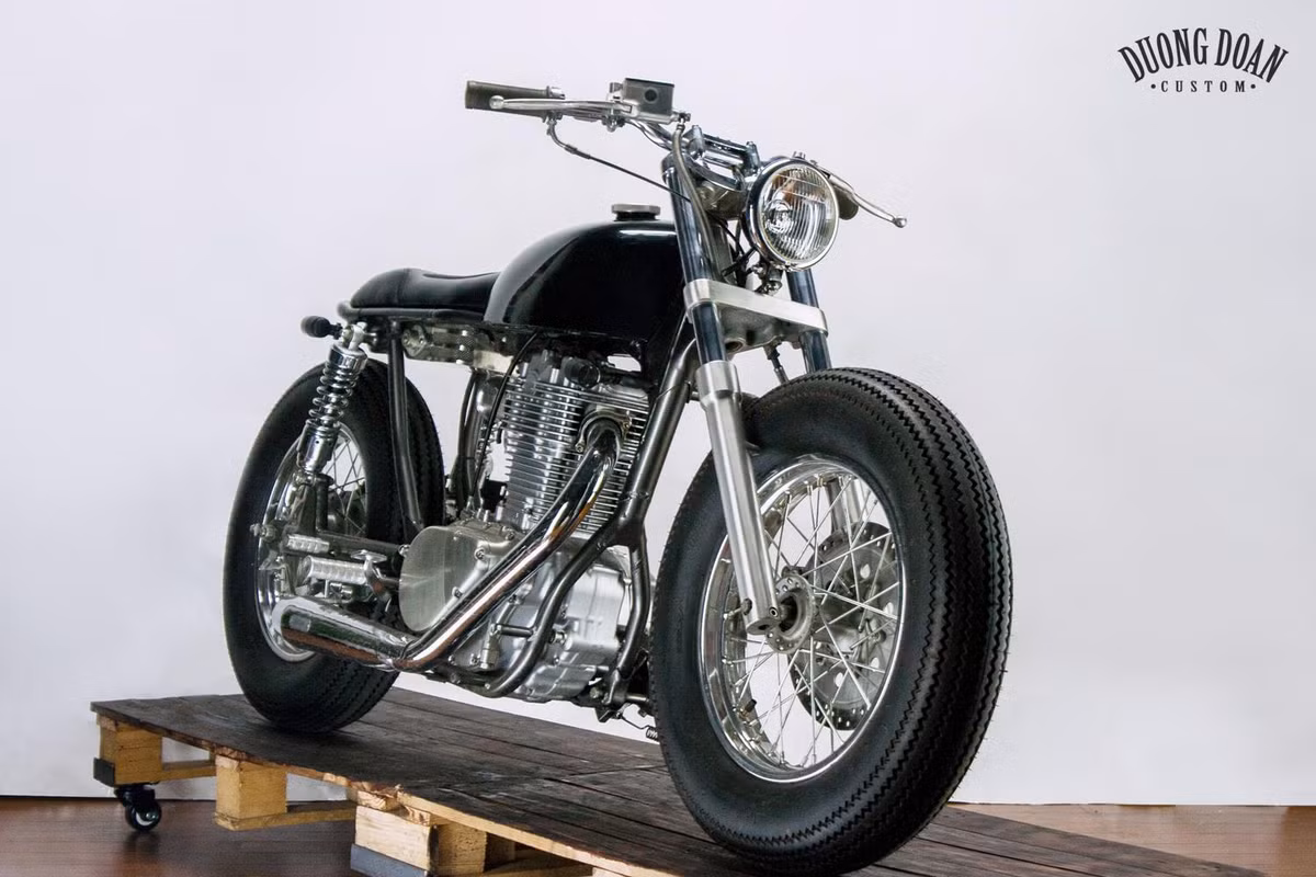 Sau khi hoàn thiện, chiếc Savage 400 đã mang kiểu dáng "nổi loạn" kiểu Brat nhưng vẫn rất cổ điển và tinh tế với những chi tiết thủ công. Có thể nói, chất lượng hoàn thiện và thẩm mỹ chung của bản độ này sánh ngang với các xưởng độ xe nổi tiếng Thế giới.