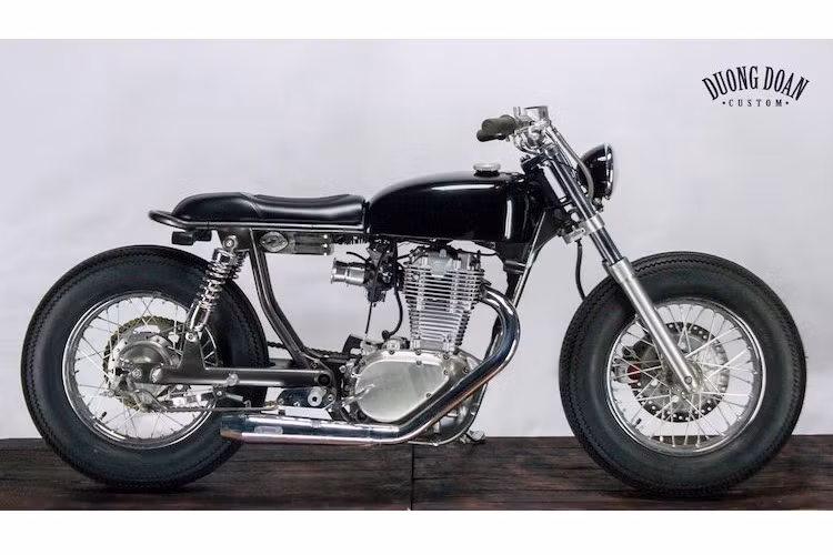 Nổi tiếng với các bản độ phong cách cổ điển, xưởng độ DuongDoan Design tại Hà Nội đã sử dụng Savage 400 làm "nguyên liệu" cho dự án mới nhất của mình, làm theo yêu cầu của một khách hàng. Vốn có kiểu dáng cruiser nhưng chiếc xe đã được DuongDoan độ lại hoàn toàn theo phong cách độ brat đầy "nổi loạn" nhưng vẫn cực kỳ tinh tế.
