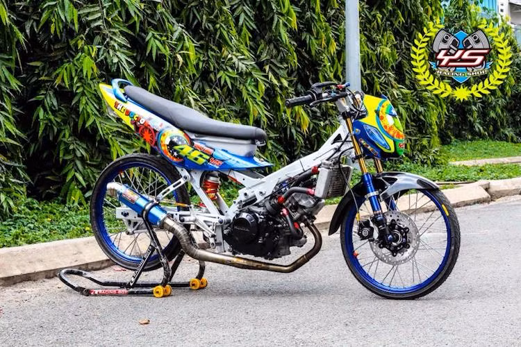 Với các nâng cấp triệt để, chiếc xe côn tay với kiểu dáng hyper underbone "lừng lẫy" một thời Honda Sonic 125 đã được một cửa hàng độ xe tại Sài Gòn "lột xác" hoàn toàn để trở thành xe đua chuyên nghiệp.