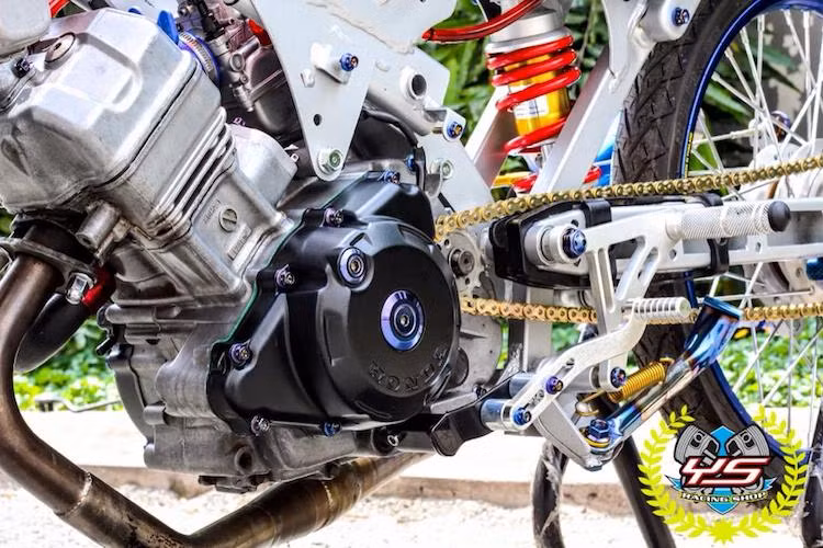 Khối động cơ 1 xi-lanh nguyên bản của Sonic 125 cũng đã được độ lại để cho công suất mạnh hơn, tuy nhiên những nâng cấp động cơ đã không được xưởng độ hé lộ. Phần sườn xe nguyên bản được gia cố lại, trong khi dàn để chân nhôm CNC khiến "tay nài" Sonic 125 có tư thế ngồi thể thao hơn