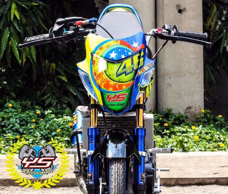 Trên bản độ này, dàn vỏ nguyên bản của Sonic 125 đã được tối giản, chỉ còn lại phần đầu trước cùng vỏ ốp hai bên thân xe. Những chi tiết vỏ còn lại sau đó đã được sơn airbrush với các họa tiết lấy cảm hứng từ một mẫu xe đua từng được tay đua Valentino Rossi cầm lái. Nằm phía trên tay lái của xe là cùm phanh Brembo từ xe Ducati và cùm côn CRG GP