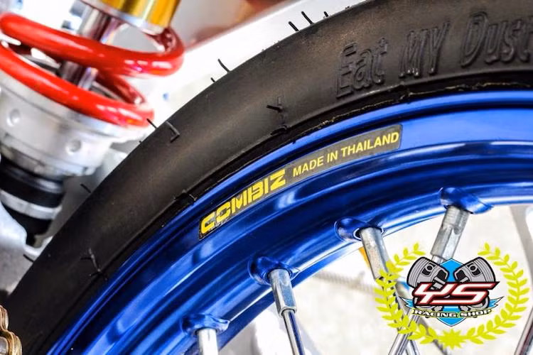 Theo đúng phong cách xe đua drag, chiếc xe đã được độ cặp niềng nhôm trước sau của Combiz và bộ lốp mỏng. Do những chiếc xe đua drag chỉ được sử đụng để chạy đường thẳng nên lốp xe đã được làm mỏng hết mức có thể nhằm hạn chế lực cản.