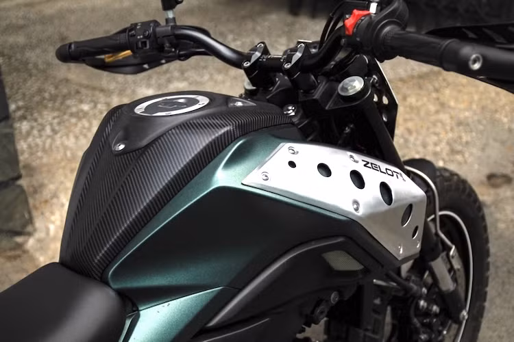 Ở hai bên thân xe, những tấm ốp bằng thép dập khiến tổng thể chiếc xe trở nên "ngầu" hơn. Bộ vỏ ốp bình xăng nguyên bản của xe không có sự thay đổi, chỉ được trang trí lại bằng cách dán decal vân carbon ở giữa và nhôm xước màu xám hai bên.