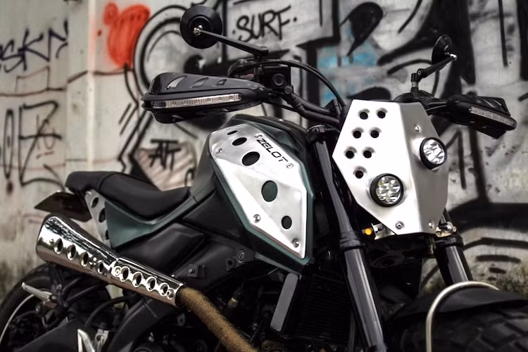 Phần đầu phong cách robot kèm đèn LED nguyên bản của TFX150 đã được loại bỏ, thay vào đó là cặp đèn LED L4, xi-nhan LED nằm bên dưới một tấm thép dập lỗ theo phong cách xe đua flat-track. Ở phía trên ghi-đông của xe, cặp bảo vệ tay nắm kèm xi-nhan cùng với gương hậu Rizoma Class nhỏ gọn khiến chiếc xe mang "chất" việt dã hơn.