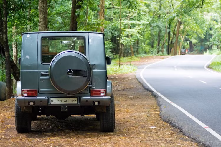 Ở phía sau, chiếc Gurkha càng trở nên giống G63 AMG khi được độ bánh dự phòng kèm hộp bảo vệ, cản sau và cặp đèn hậu chính hãng Mercedes. Chi tiết dễ dàng nhận biết nhất giữa chiếc Force Gurkha độ G63 AMG với xe Mercedes "thật" là các cửa bên, khi mẫu SUV giá rẻ Ấn Độ chỉ có 2 cửa trước và 1 cửa phía sau đuôi xe.