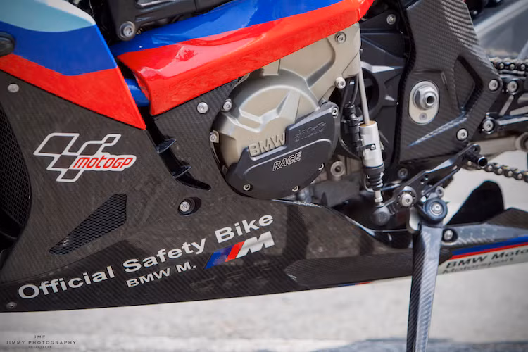 Trên bản độ này, động cơ 999 cc DOHC 4 xi-lanh thẳng hàng của S1000RR không có sự thay đổi về kết cấu, chỉ được bổ sung một số chi tiết như ốp bưởng côn GB Racing và ốp bưởng điện của Motorace. Ngay cả một số chi tiết nhỏ nhất như chân chống hay ốp khung xe cũng đã được làm từ sợi carbon của Alpha Racing.