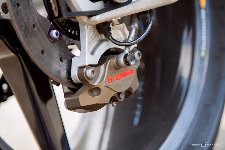 Tương tự như bánh trước, hệ thống phanh sau của chiếc xe đã được nâng cấp với đĩa carbon Simco, heo Brembo Billet 2 pis đối xứng và pen đạp Brembo Rossi. Sắp tới, chủ xe còn đang có dự định tiếp tục nâng cấp phuộc trước sau của Ohlins để có hiệu năng cao hơn nữa.