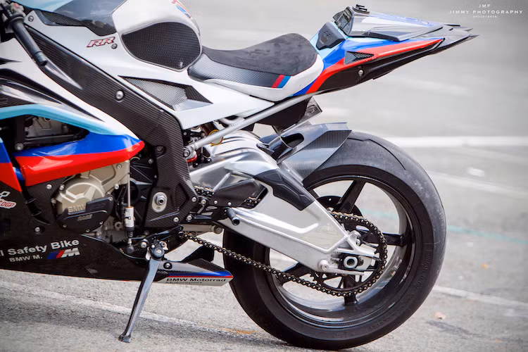 Đặc biệt, cặp mâm nguyên bản của S1000RR còn được chủ xe thay bằng mâm BST 5 cây bằng sợi carbon, bọc xung quanh là bộ lốp Pirelli Diablo Supercorsa với độ bám đường cao. Theo phong cách xe đua, yên cho người ngồi sau đã được thay thế bằng ốp sợi carbon, trong khi yên người lái được bọc lại trùng màu thân xe bằng các chất liệu da/alcantara.