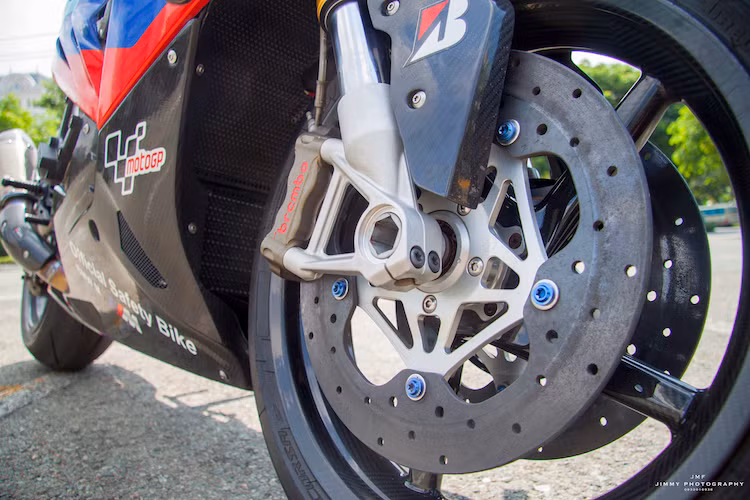 Cây phuộc nguyên bản của xe không có sự thay đổi, tuy nhiên hệ thống phanh trước đã được độ lại gần đạt tiêu chuẩn của xe đua Moto GP nhờ cặp đĩa phanh bằng gốm-carbon từ hãng Simco. Kẹp những đĩa phanh này là cặp heo Brembo Billet HP 4 piston. Hiện tại, đây là chiếc S1000RR duy nhất tại Việt Nam được trang bị phanh gốm carbon.