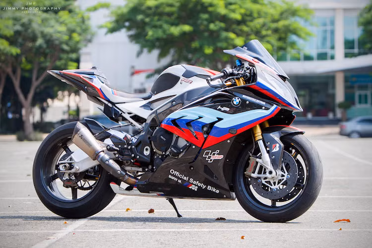 Sau hàng loạt bản độ đẳng cấp từ S1000RR liên tục xuất hiện tại Sài Gòn, mới đây lại thêm một chiếc xe độ "khủng" xuất hiện trong giới chơi xe. Được hoàn thành từ cách đây khoảng 1 năm, tuy nhiên phải tới nay chủ nhân bí ẩn của chiếc S1000RR này mới chính thức "trình làng" nó.