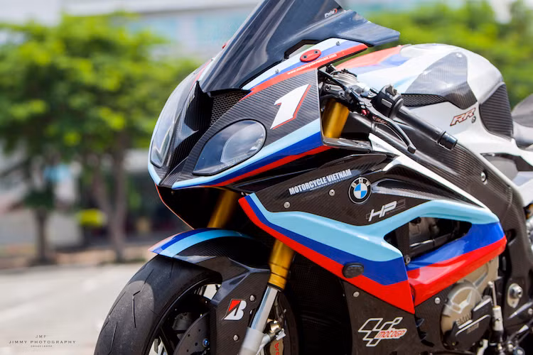 Bắt đầu từ phía trước, chủ xe đã tháo bỏ 2 gương chiếu hậu nguyên bản của S1000RR để khiến nó trông giống những chiếc xe đua WSBK hơn. Bịt vào 2 lỗ gương nguyên bản là cặp pad nhôm CNC của Lightech, trong khi kính chắn gió của chiếc xe đã được thay bằng kính Puig cản gió và cản nắng tốt hơn.