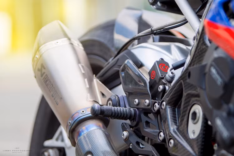 Với hệ thống xả gồm pô Akrapovic Shorty titan và cổ pô lấy từ phiên bản BMW HP4 hiệu năng cao, "tiếng thét" của động cơ trên S1000RR đã trở nên uy lực hơn nhiều. Không chỉ đem tới khả năng điều chỉnh tự do theo thể trạng và thói quen người lái, dàn để chân Gilles Racing còn khiến trọng lượng của S1000RR giảm đi.