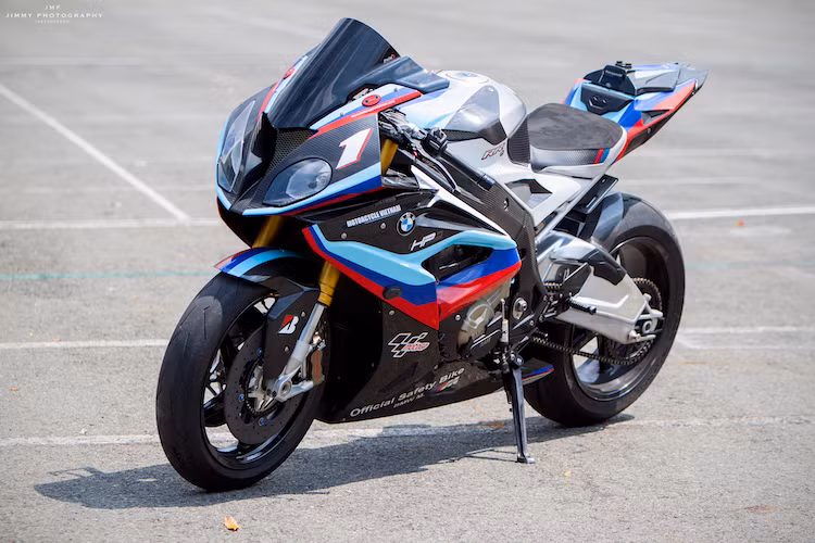 Ở dạng nguyên bản, siêu môtô BMW S1000RR đã là một trong những cỗ máy uy lực và tiên tiến nhất trong Thế giới môtô. Tuy nhiên sau khi rơi vào tay những người chơi xe Việt, nhiều bản độ S1000RR đã liên tục được "ra lò", với đẳng cấp ngày càng nâng cao nhờ những đồ chơi "khủng". Trong đó, phong cách độ xe đua được nhiều chủ xe S1000RR lựa chọn.