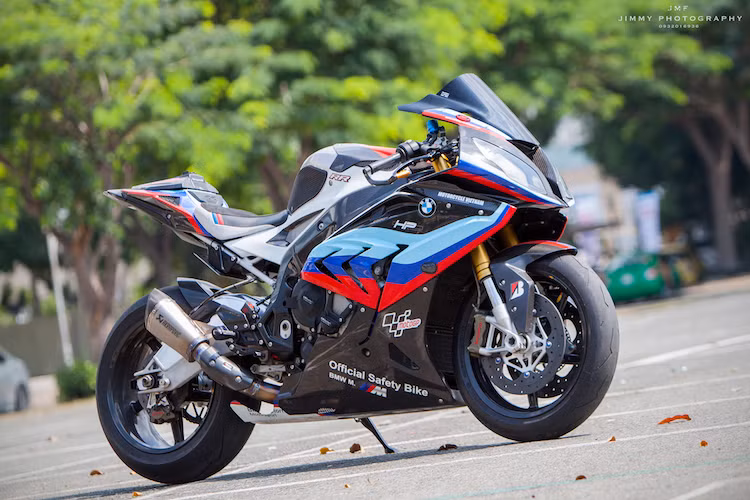 Sau hàng loạt những bản độ cực "khủng" từ chiếc siêu môtô BMW S1000RR, mới đây một biker tại Sài Thành đã giới thiệu chiếc S1000RR mới nhất, độ "full bài" theo phong cách xe đua. Ước tính giá trị của dàn phụ tùng nâng cấp trên chiếc xe này có thể lên tới số tiền tỷ.