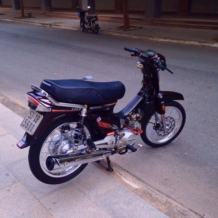 Ở phía sau, cặp phuộc kép ống lồng nguyên bản của Dream II đã được biker tại Sài Gòn độ lại với phuộc Ohlins ổn định hơn. Trong khi đó, cụm đèn hậu của chiếc xe cũng đã được thay thế hoàn toàn với đèn độ thiết kế mới của hãng Uma Racing tới từ Thái Lan.