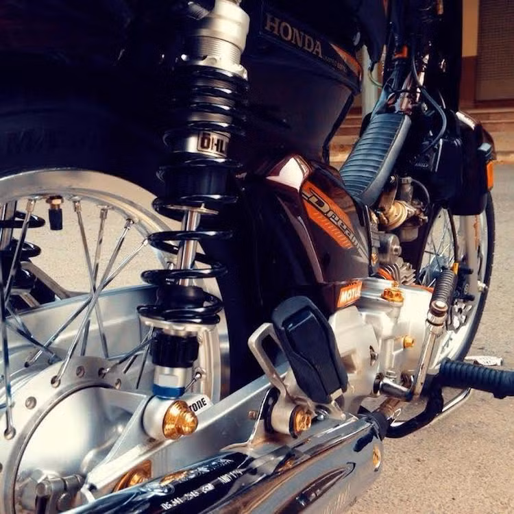 Giống như nhiều bản độ Dream kiểng khác, khối động cơ 97 cc SOHC 2 van xi-lanh đơn nằm ngang của chiếc xe đã được nâng cấp mạnh mẽ hơn với nòng xi-lanh, piston và các chi tiết máy từ những dòng Honda dung tích cao hơn và dẫn khí thải thông qua cây pô Dream 125 Thái Lan.