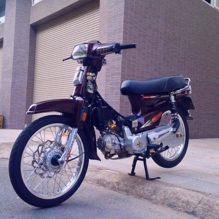 Không chỉ hấp dẫn người dân thường, từ lâu Dream II đã được người chơi xe tại Việt Nam ưa chuộng để độ theo phong cách kiểng. Giữ lại vẻ đẹp nguyên bản đã trở thành "huyền thoại" của Dream II, một biker Sài Gòn đã độ kiểng lại chiếc xe với dàn "đồ chơi" là niềm mơ ước của nhiều người yêu xe.