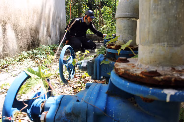 Thời điểm công trình hoàn thành, Hợp tác xã Bình Lãnh là đơn vị được giao nhiệm vụ vận hành và đứng ra thu tiền của các hộ dân với đơn giá 4.000 đồng/khối nước. Trong ảnh là các van khóa nước cỡ lớn đã gỉ sét. Hệ thống van này được dùng để điều chỉnh lượng nước vào ra của nhà máy.