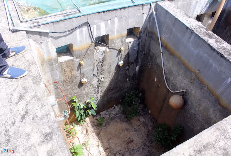 Bên trong công trình, các bể chứa trơ đáy. Nhiều vật dụng đã rơi vào tình trạng xuống cấp, hư hỏng nặng sau hơn 2 năm bỏ hoang.