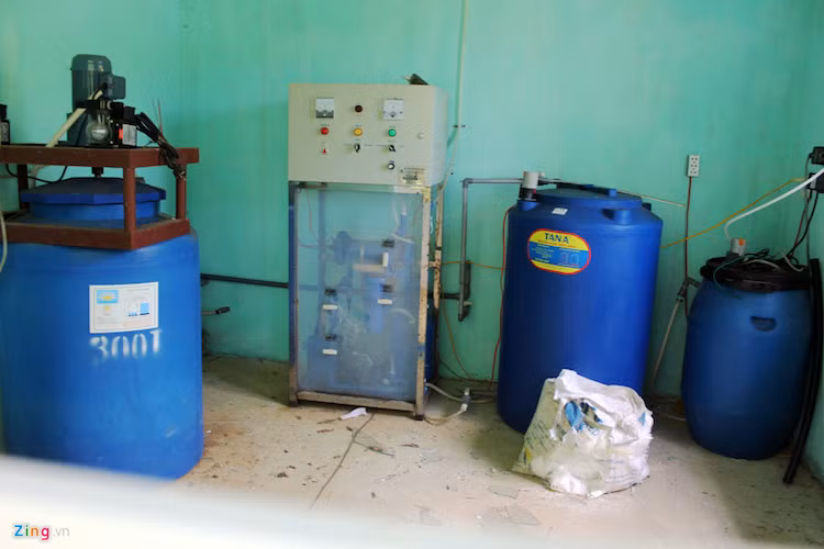 Hệ thống máy móc bên trong các khu nhà đã ngừng hoạt động sau thời gian dài không được đưa vào vận hành.