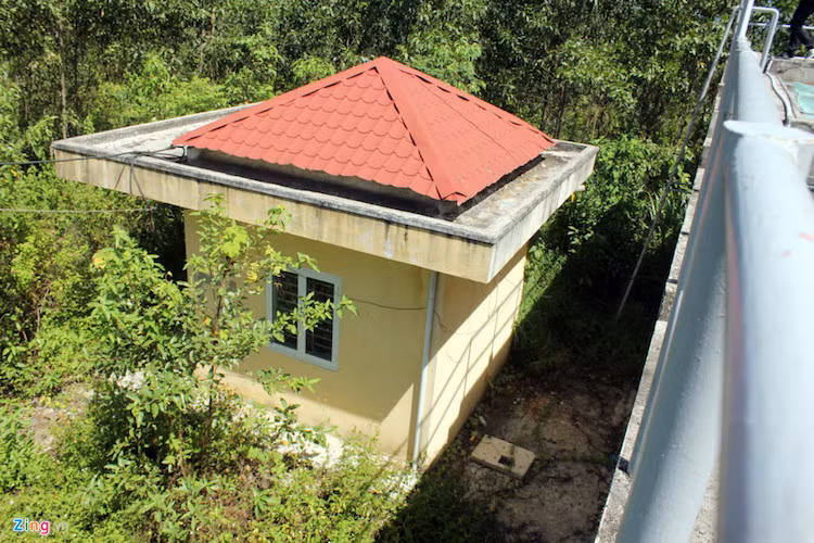 "Chúng tôi đã có kiến nghị lên cấp trên về hiện trạng của công trình. Thời gian tới UBND xã sẽ mời đơn vị chuyên môn đánh giá hiện trạng để lên phương án sửa chữa, đồng thời UBND xã sẽ tiến hành họp dân, phát phiếu thăm dò ý kiến xem những hộ nào đồng ý sử dụng nước sạch trở lại", ông Thiện nói.