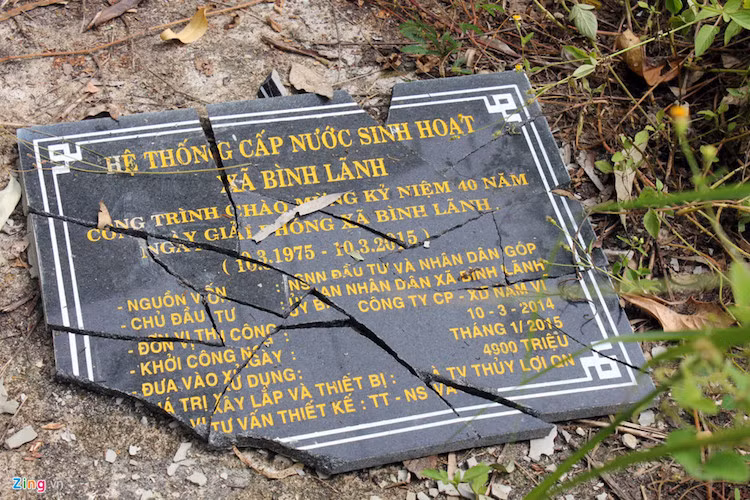 Công trình lấy nước từ hồ Cao Ngạn và nguồn nước tự chảy nối từ đập và mương Cẩm La (xã Cẩm Sơn), được đưa vào vận hành vào tháng 1/2015. Tuy nhiên, sau 3 tháng hoạt động, nhà máy ngừng cung cấp nước và đẩy hàng trăm hộ dân vào cảnh “khát” nước sạch.