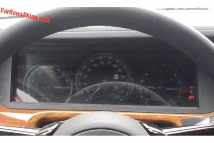 Trái với những dự đoán trước đây, bảng đồng hồ của chiếc xe vẫn sử dụng những đồng hồ cơ truyền thống, thay vì nâng cấp hoàn toàn lên màn hình màu LCD. Mặc dù vậy, Phantom VIII vẫn sẽ có hệ thống thông tin giải trí với màn hình lớn đặt liền ngay cạnh bảng đồng hồ.