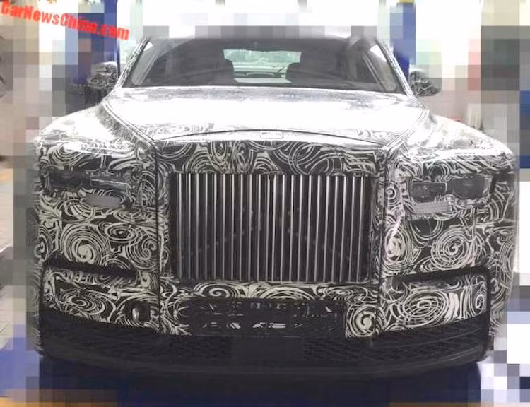 Ở phía trước, phần đầu của Phantom VIII đã được Rolls-Royce thiết kế lại khá khác biệt so với thế hệ cũ. Trong đó, lưới tản nhiệt đặt dọc đặc trưng của Rolls-Royce vẫn tiếp tục xuất hiện trên chiếc xe, nhưng có chiều rộng hẹp hơn. Ở hai bên, các đèn pha trên xe cũng có kích thước lớn hơn và sử dụng công nghệ chiếu sáng laser hiện đại.