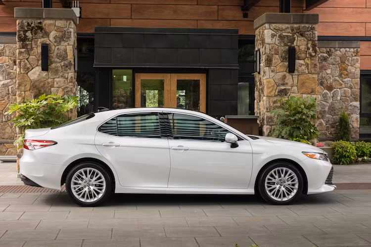 Phần thân của Camry cũng đã được Toyota thiết kế lại một cách cân đối và đẹp mắt hơn. Hiện chưa rõ sự thay đổi về kích thước của Camry mới so với thế hệ cũ, nhưng nhiều khả năng chiếc xe sẽ có kích thước tăng nhẹ để đem tới không gian rộng rãi hơn trong nội thất.