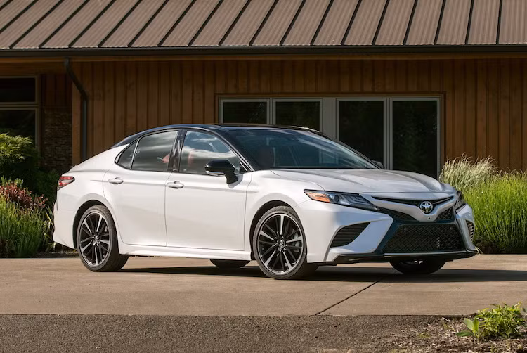 Được áp dụng ngôn ngữ "Keen Look" mới nhất của Toyota, Camry thế hệ mới gây ấn tượng ngay từ cái nhìn đầu tiên với cụm lưới tản nhiệt cực lớn cùng các đèn pha LED sắc sảo. Trên phiên bản cao cấp và thể thao nhất XSE, "bộ mặt" của xe thậm chí còn khá giống Lexus với lưới tản nhiệt bẻ góc hình con suốt.