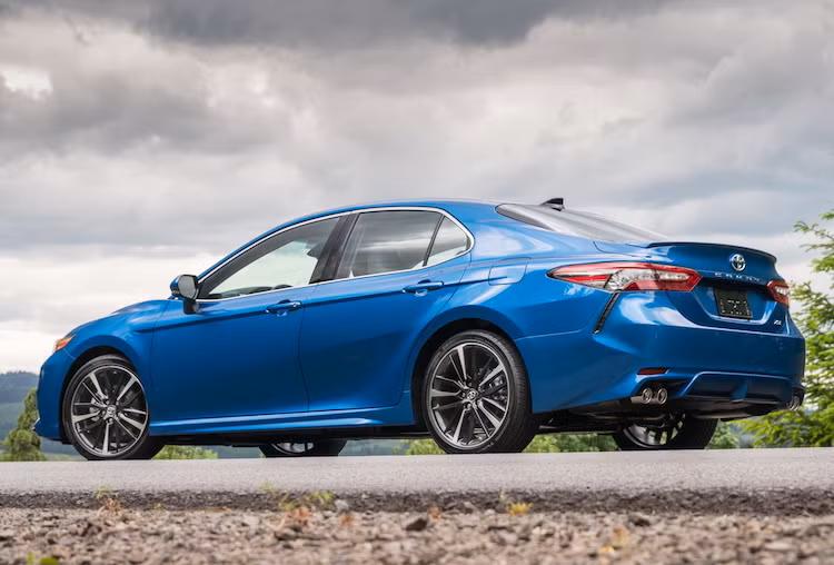 Tùy từng phiên bản theo phong cách thể thao hay sang trọng, Camry sẽ được trang bị mâm đúc nhiều nan 18 inch hoặc 5 nan kép 19 inch. Ở phía sau, chiếc xe gây ấn tượng bởi cặp đèn hậu LED nối tiếp các khe gió "giả" (chỉ có trên bản thể thao XSE) tạo điểm nhấn.