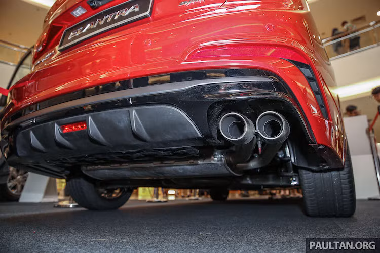 Cản sau của chiếc xe cũng được tích hợp thêm các cánh khuếch tán không khí và chụp ống xả thể thao mạ chrome. Ngoài ra, ngoại hình của chiếc xe còn trở nên hấp dẫn hơn nhờ có mâm 18 inch đặc biệt kèm lốp thể thao.