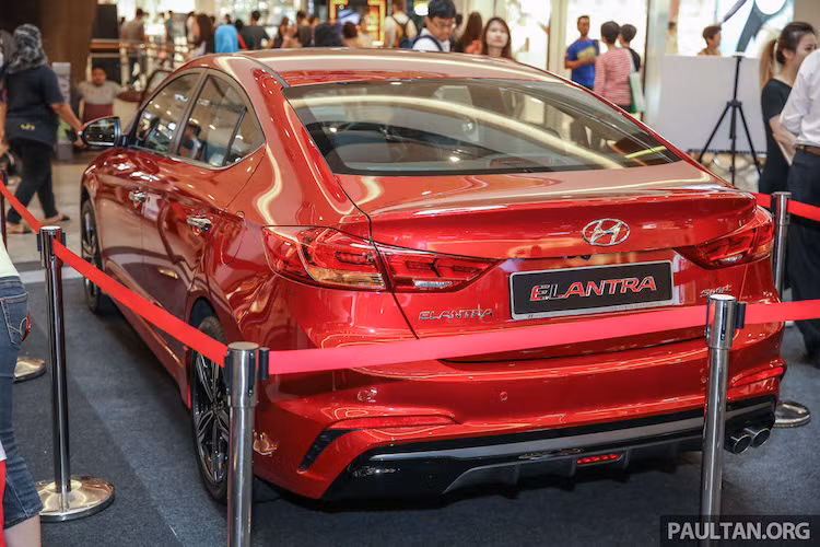 Điểm nổi bật nhất của Elantra Turbo Sport đó là chiếc xe được trang bị khối động cơ 1.6l T-GDi tăng áp hoàn toàn mới, đem tới công suất tối đa lên tới 201 mã lực và mô-men xoắn cực đại 265 Nm.