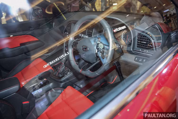 Không chỉ có ngoại thất được thay đổi, nội thất của Elantra Turbo Sport cũng có nhiều điểm đặc biệt hơn so với các phiên bản Elantra bình thường. Đầu tiên phải kể tới vô-lăng thể thao vát đáy của chiếc xe. Dù không sử dụng những vật liệu ốp cao cấp, nhưng một số chi tiết nhựa trong xe đã được Hyundai đúc giả vân Carbon.