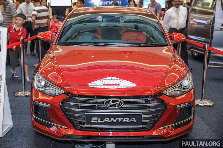 Với logo Sport trên mình, Elantra Turbo Sport có hàng loạt các cải tiến đậm tính thể thao từ trong ra ngoài so với các bản thường. Đầu tiên phải kể tới cản trước mới, gồm các khe hút gió lớn hơn, lưới tản nhiệt sơn đen với logo Turbo được gắn kín đáo và các đèn pha LED HID cao cấp.