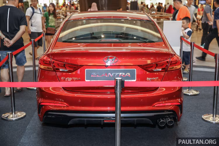 Tại thị trường Malaysia, giá bán cho phiên bản Elantra Turbo Sport 2017 mới sẽ là 135.000 Ringgit (tương đương 719 triệu đồng). Như vậy, chiếc xe mới này chỉ đắt hơn 15.000 Ringgit (tương đương 72 triệu đồng) so với bản Elantra 2.0 rẻ nhất.