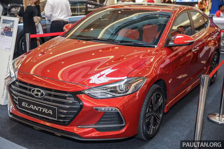 Từng ra mắt tại Mỹ cùng các nước châu Âu vào cuối năm ngoái và trưng bày trước tại Malaysia tháng 5 vừa qua, mẫu sedan hạng C Hyundai Elantra Turbo Sport đã xuất hiện chính thức lần đầu tại Đông Nam Á. Cùng với các phiên bản Elantra 2017, Elantra Turbo Sport vừa có giá bán tại Malaysia.