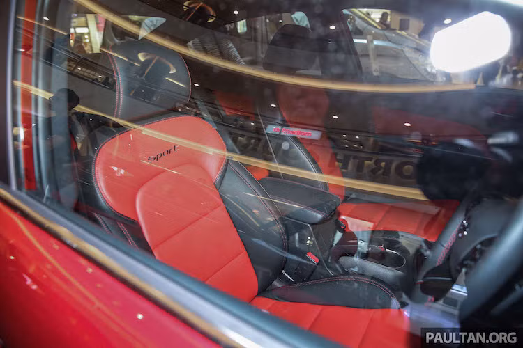 Toàn bộ các ghế ngồi cũng đã được bọc da đen với những mảng màu trùng với màu ngoại thất đầy "kích thích". Trong đó riêng 2 ghế trước của xe còn được thay bằng ghế thể thao ôm lưng. Xe được trang bị sẵn hệ thống thông tin giải trí với màn hình 7 inch hỗ trợ kết nối smartphone qua CarPlay/Android Auto, khóa thông minh, ghế trước có quạt gió.