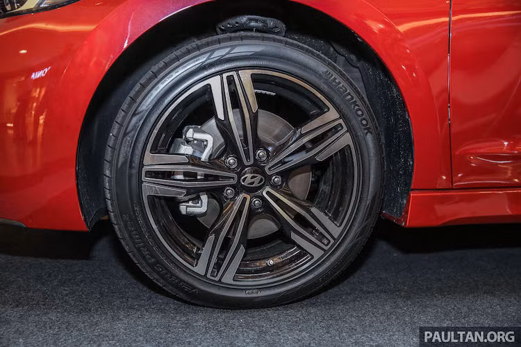 Bên cạnh động cơ, hệ thống treo đa điểm phía sau của xe, hệ thống lái và phanh cũng được nâng cấp. Cùng với hộp số sàn 6 cấp/số tự động ly hợp kép 7 cấp và hệ dẫn động cầu trước, Elantra Turbo Sport có khả năng tăng tốc từ 0-100 km/h chỉ trong 8 giây - con số khá ấn tượng với một mẫu sedan compact.