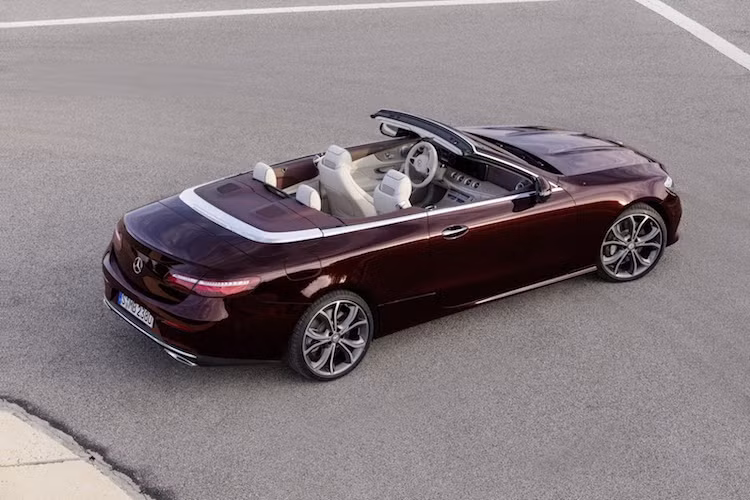 So với thế hệ E-Class Cabriolet trước, chiếc xe mới dài hơn 123 mm, rộng hơn 74 mm và có trục cơ sở lớn hơn 113 mm. Với những thay đổi về kích thước này, E-Class Cabriolet mới đem tới không gian nội thất rộng rãi hơn với thêm 102 mm khoảng để chân cho hàng ghế sau.
