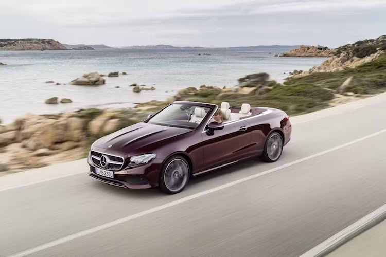 Với thế hệ E-Class Cabriolet mới nhất, lần đầu tiên Mercedes cũng đem tới cho khách hàng tùy chọn hệ dẫn động 4 bánh 4 MATIC. Tại Mỹ, chiếc xe sẽ được bán với phiên bản E400 có động cơ 3.0l V6 tăng áp kép 329 mã lực và sau này là E50 AMG cũng có động cơ tương tự, nhưng nâng công suất lên hơn 400 mã lực. Cả 2 phiên bản đều đi kèm hộp số 9 cấp 9G-Tronic.