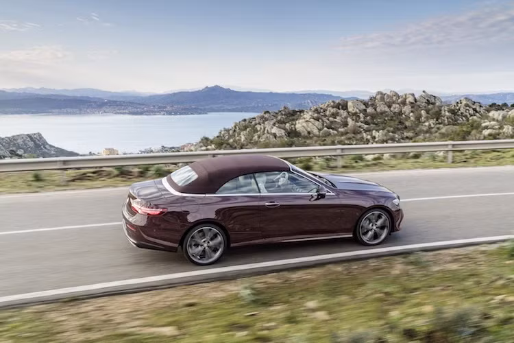 Hiện tại, hãng xe Mercedes-Benz đã bắt đầu nhận đơn đặt hàng cho E-Class Cabriolet, với giá khởi điểm từ 54.228 Euro (tương đương 1,4 tỷ đồng).