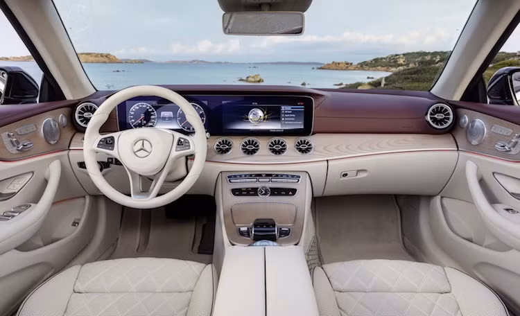 Ở bên trong nội thất, E-Class Cabriolet có thiết kế và các trang bị không thay đổi so với phiên bản coupe. Giống như những dòng xe mui trần khác của Mercedes, chiếc xe cũng được trang bị công nghệ chống tạt gió AIRCAP và các ghế ngồi với hệ thống sưởi ấm cổ AIRSCARF nếu khách hàng đánh dấu trong mục trang bị tùy chọn khi đặt mua.