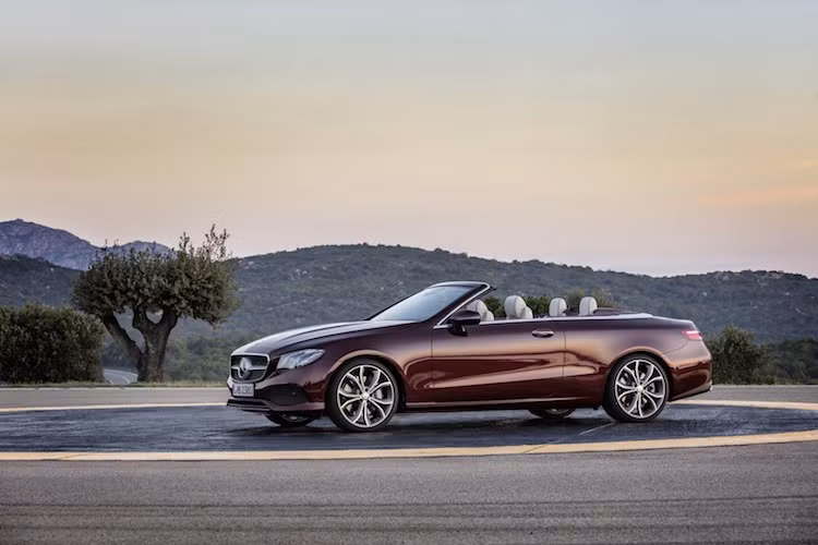 Dựa trên cơ sở phiên bản E-Class Coupe, E-Class Cabriolet sở hữu thiết kế thanh lịch nhưng năng động theo ngôn ngữ Sensual Purity mới nhất của Mercedes. Theo truyền thống của hãng, lưới tản nhiệt phía trước của xe có dạng thanh ngang và logo Mercedes lớn, thay vì nhiều nan như một số dòng sedan. Trong khi đó, phần đuôi xe không khác gì so với E-Class Coupe và lấy cảm hứng từ các dòng S-Class Coupe/Cabriolet.
