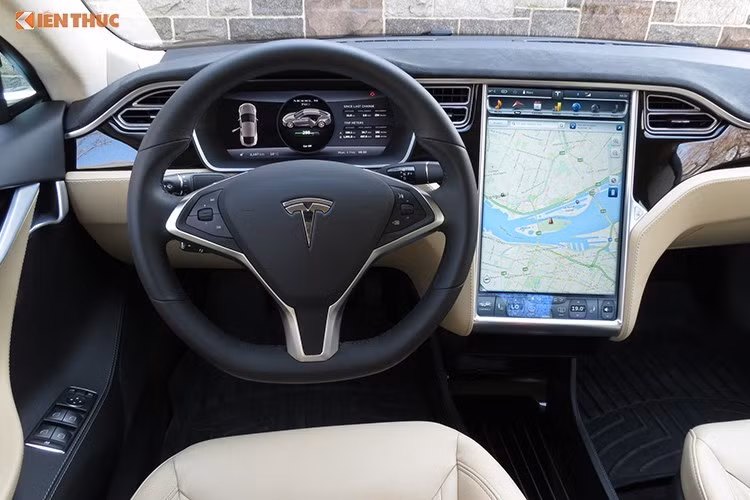 Trước mặt người lái là bảng đồng hồ kỹ thuật số hoàn toàn, chỉ báo tất cả những thông tin quan trọng về tình trạng vận hành. Toàn bộ bảng điều khiển trung tâm là một màn hình cảm ứng lớn để điều khiển tất cả các chức năng. Xe được trang bị hệ thống máy tính điều khiển phức tạp với hệ điều hành riêng. Chỉ bằng việc nâng cấp phần mềm, Tesla cũng có thể đồng thời bổ sung nhiều tính năng mới cho khách hàng.