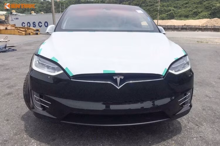 Model X được thiết kế với ngôn ngữ đã được Tesla ứng dụng trên chiếc Model S trước đó và trông không có gì quá đặc biệt so với những chiếc xe chạy xăng bình thường, ngoại trừ "lưới tản nhiệt" phía trước gần như kín hoàn toàn do không có động cơ đốt trong đặt trước.
